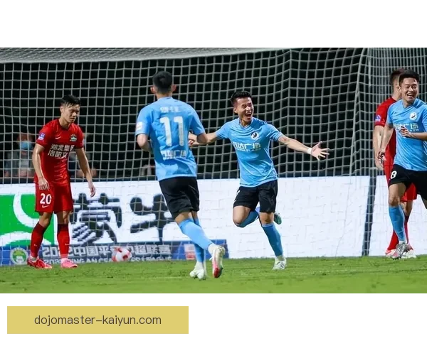 拉菲尼亚在关键比赛中持续发挥稳健，助球队取得重要胜利，状态回暖。