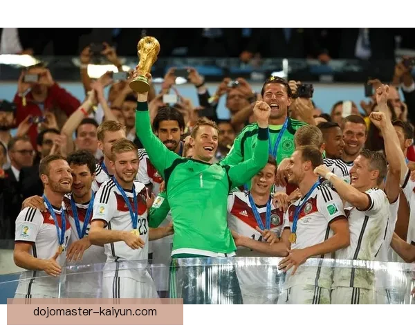 诺伊尔门将效率对比：数据分析显示其表现稳健，继续维持高水平状态