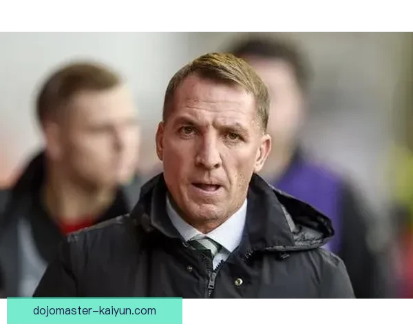 罗杰斯执教风格强调控球与高位逼抢，战术体系注重攻守平衡