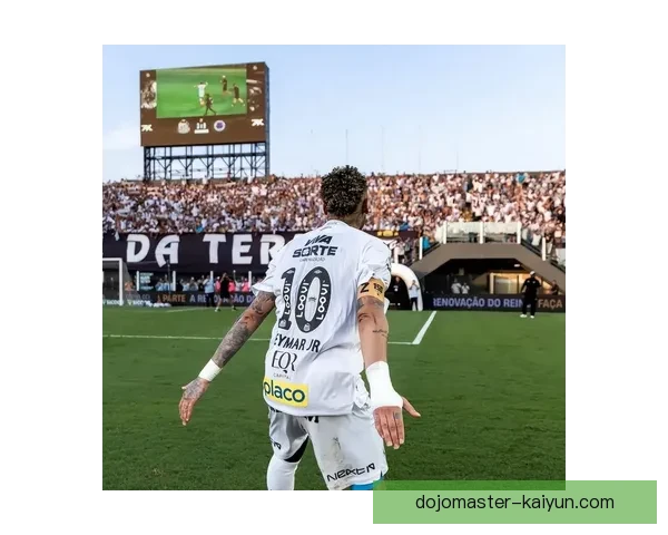 内马尔与贝利职业生涯表现对比：技术传承与时代差异分析